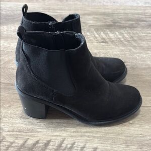 Natural Reflections Black Ankle Boots with Chunky Heel size 6